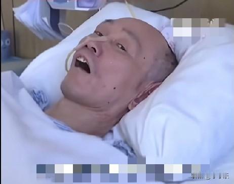 江苏镇江一无名老人在医院里躺了7年多，7年半来，白班和夜班的护士轮流照顾他，目前