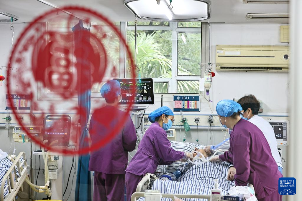 #除夕他们坚守岗位#【除夕，他们坚守岗位】除夕当天，还有许多人坚守在工作一线，用