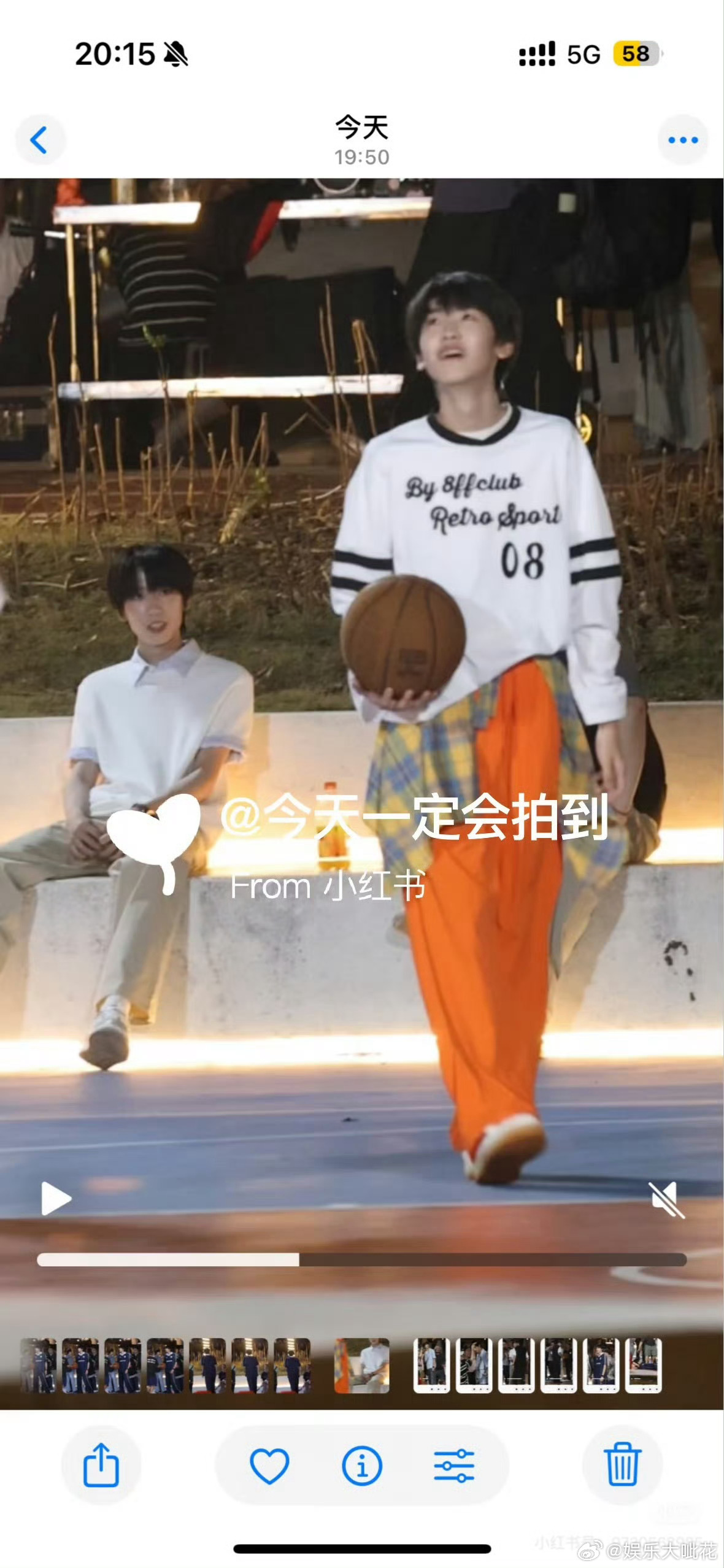 杨博文看左奇函打球杨博文陪左奇函打球我们的少年时代2 最新路透杨博文在球场下陪着