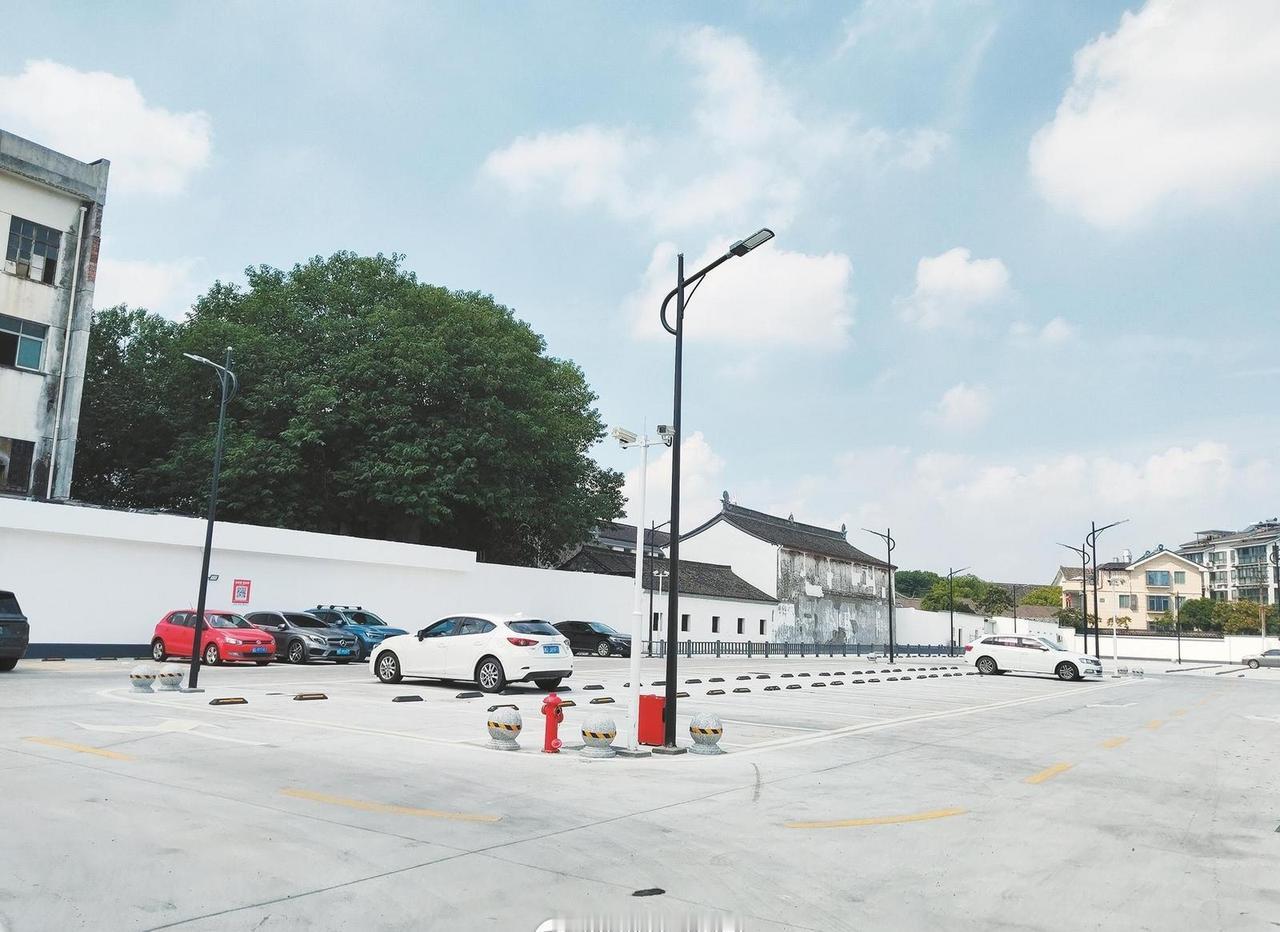 【已停业多年！绍兴市家电市场有了新用途，将缓解停车难】近日，绍兴市家电市场四周被