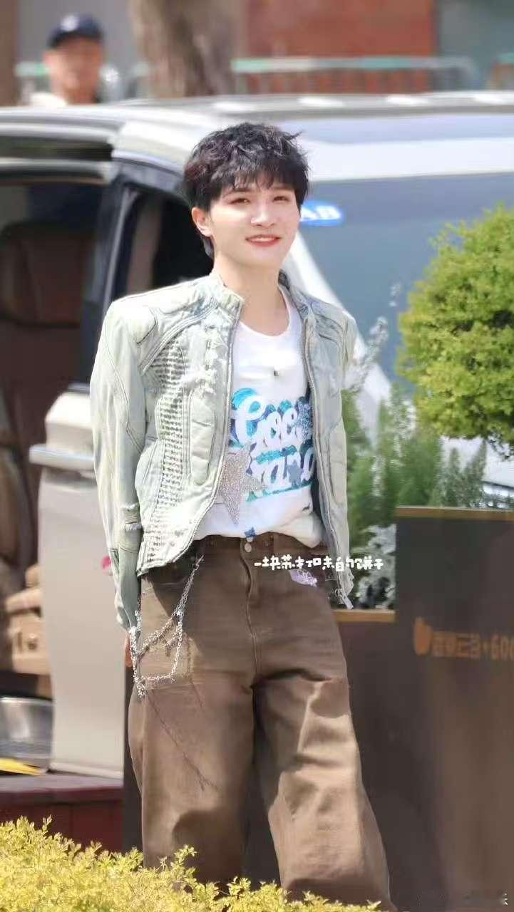 周深错过一个梗会怎样 家人们，看了昨天《奔跑吧》直播，周深简直是梗王本王！短短2