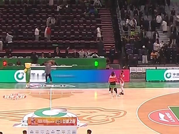 赛后采访都结束了弗格依旧和威尔斯俩人站在场地上聊天辽宁男篮vs上海男篮cba新年