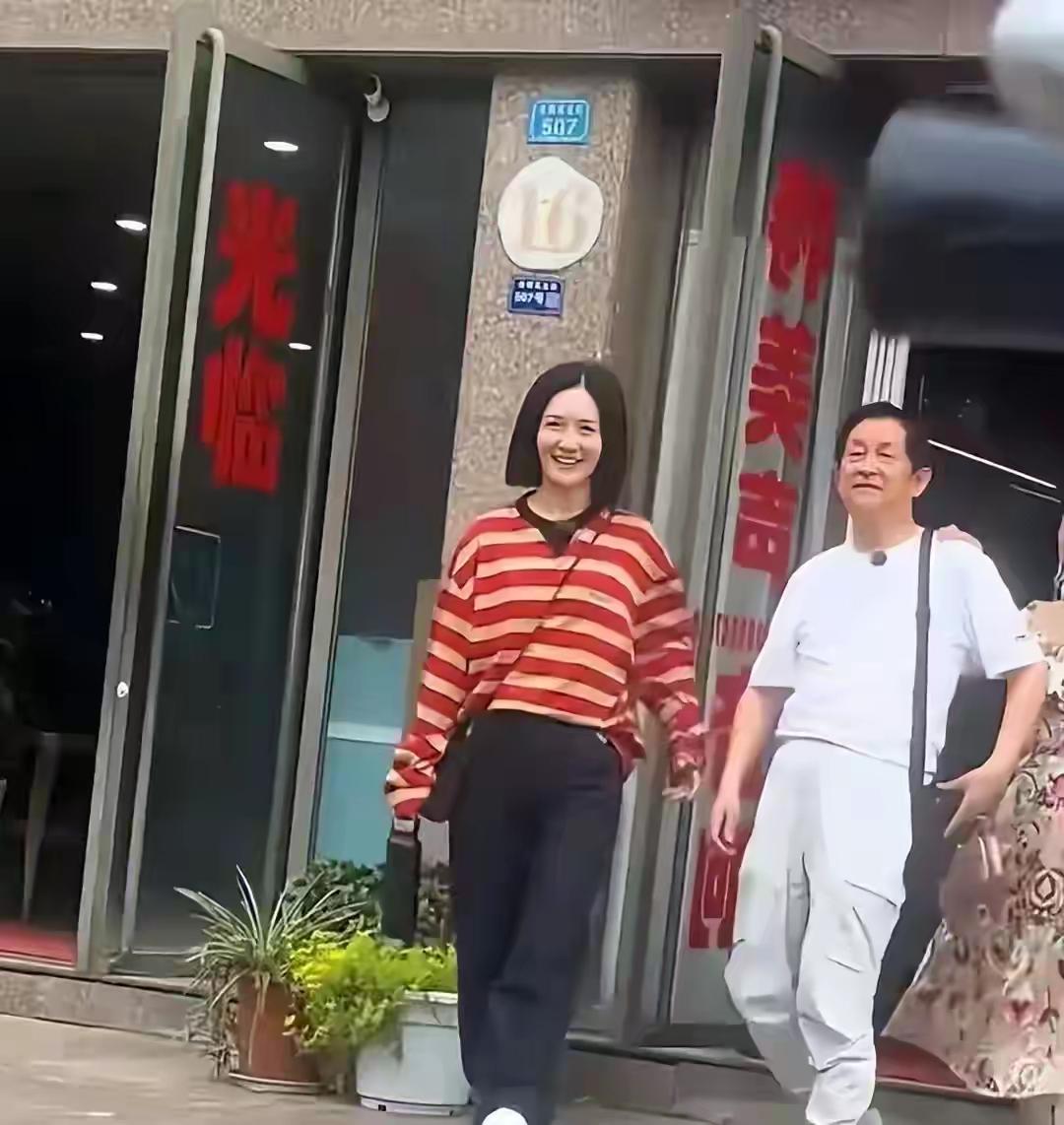 谢娜这波操作太接地气啦！3月15日她在微博晒出老家校门口的面，两碗下肚尽显吃货本