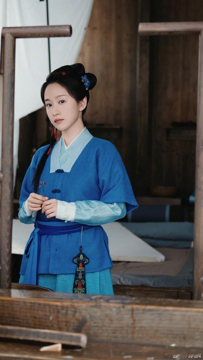 刘美含兰香如故演丫鬟刘美含兰香如故演丫鬟，蓝衣盘发完全古典美人刘美含兰香如故丫鬟