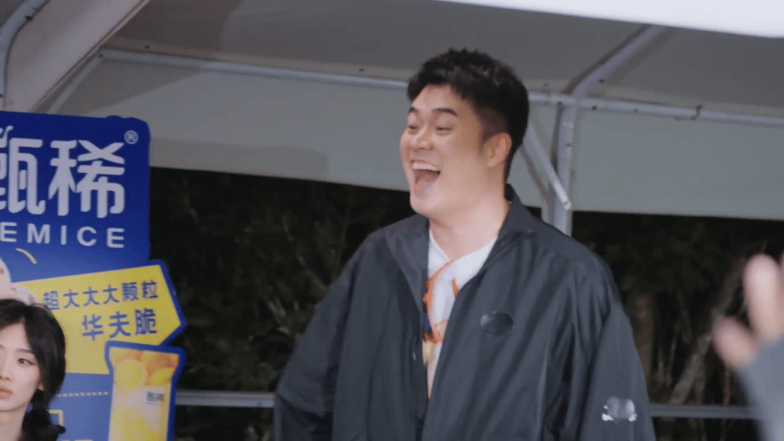 邓超脸上长蜘蛛了 超哥也算是见过大风大浪的人了，这样的惩罚环节也可以轻松做到面不