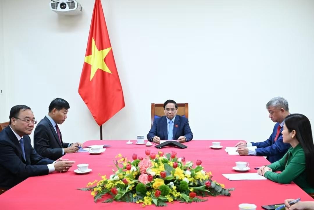 有点简朴！如果不说范明政在跟泰国首相阿努廷通电话，还以为范明政他们在吃晚餐。从会