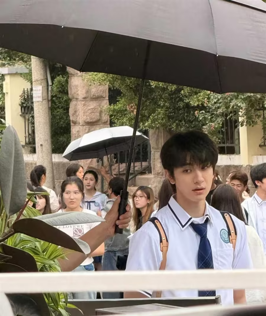 偶遇林一拍戏，路人原相机生图颜值惊艳 