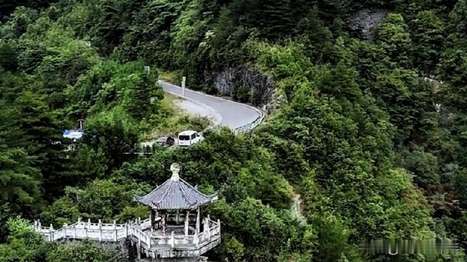 近日，多名游客在重庆奉节旅行，随手拍下当地原生态山水风光，无滤镜真实画面流出后，
