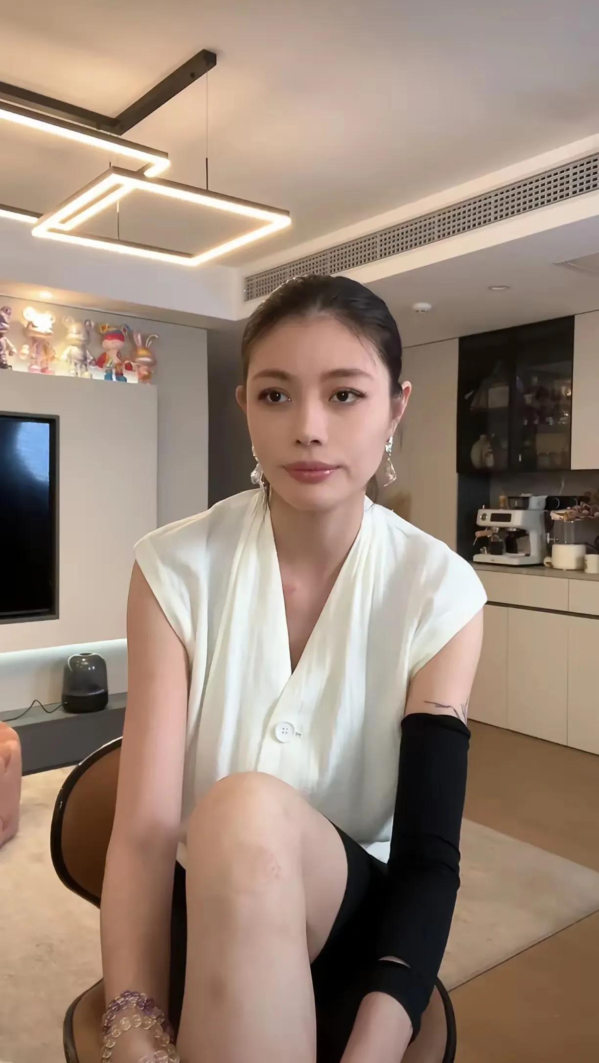 葛荟婕是越来越漂亮了，看她现在讲话，发现她已经完全成熟了。她当年18岁就生孩子，