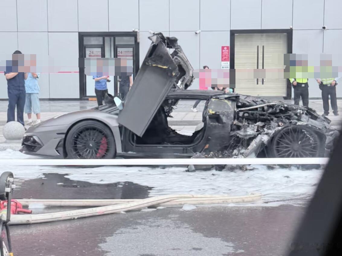 看起来，应该是辆兰博基尼Aventador SVJ，国内落地价格在1300万元的