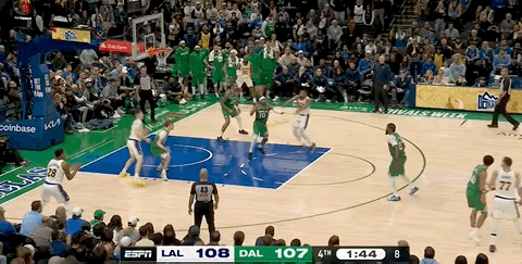 斯玛特扣篮！暂停了！！！ 湖人领先3分，最后1分40秒！湖人vs独行侠