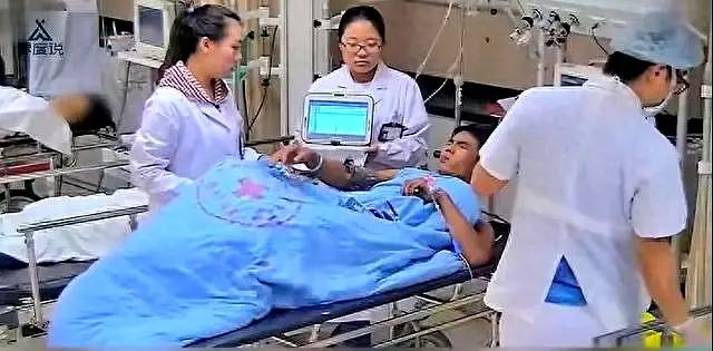 29岁男子打牌输光积蓄欠巨债，喝整瓶百草枯！妻子含泪放弃。
继续看着谢璐躺在病床