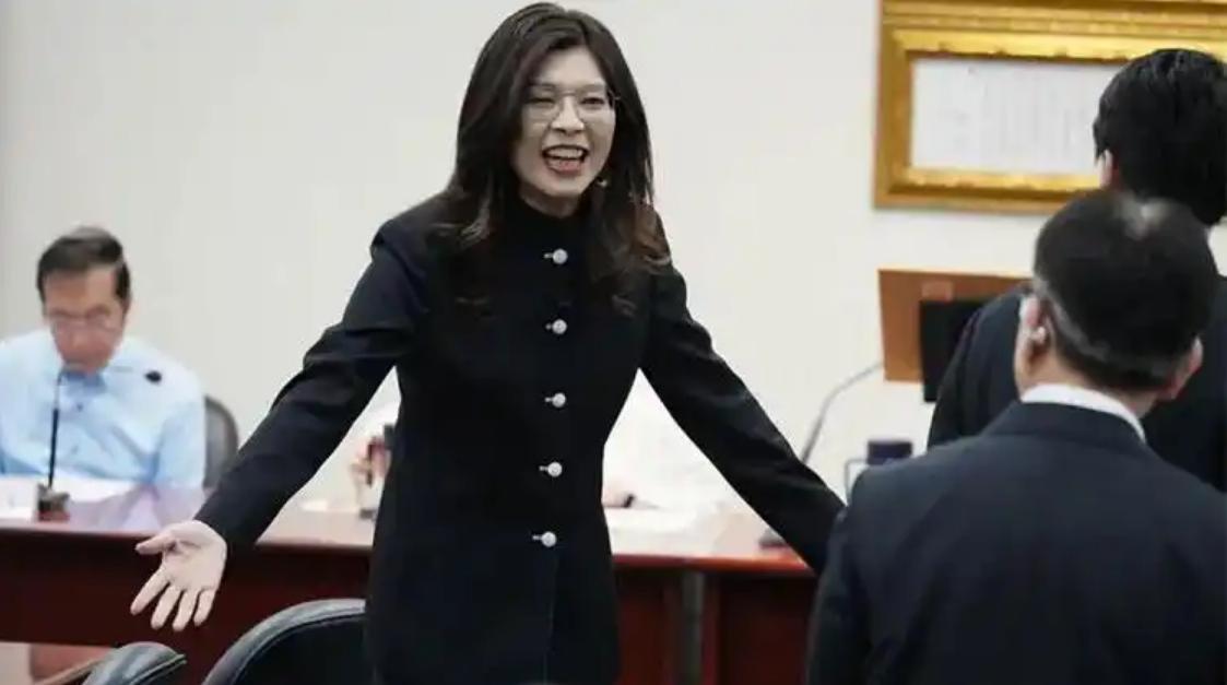 郑丽文结束大陆访问返台，首场中常会身着大陆定制中山装公开亮相，不到七十二小时，洪