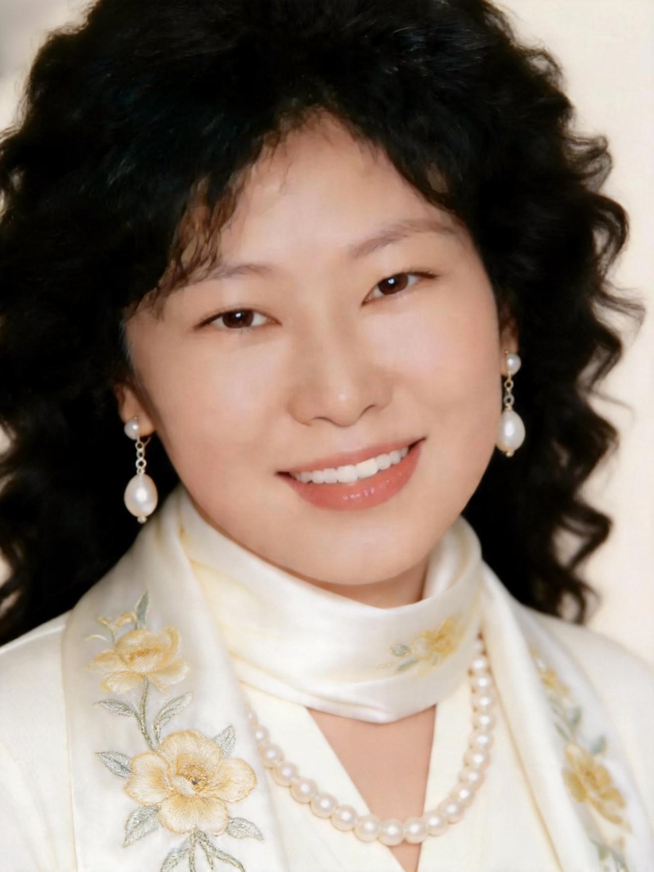 优雅气质，珍珠耳环与花卉围巾的完美搭配，散发迷人魅力。