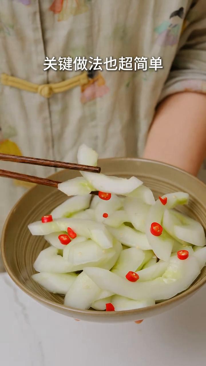 今天来分享一款客家餐厅很受欢迎的餐前小吃，酸辣开胃，关键做法也超简单。
·黄瓜刨