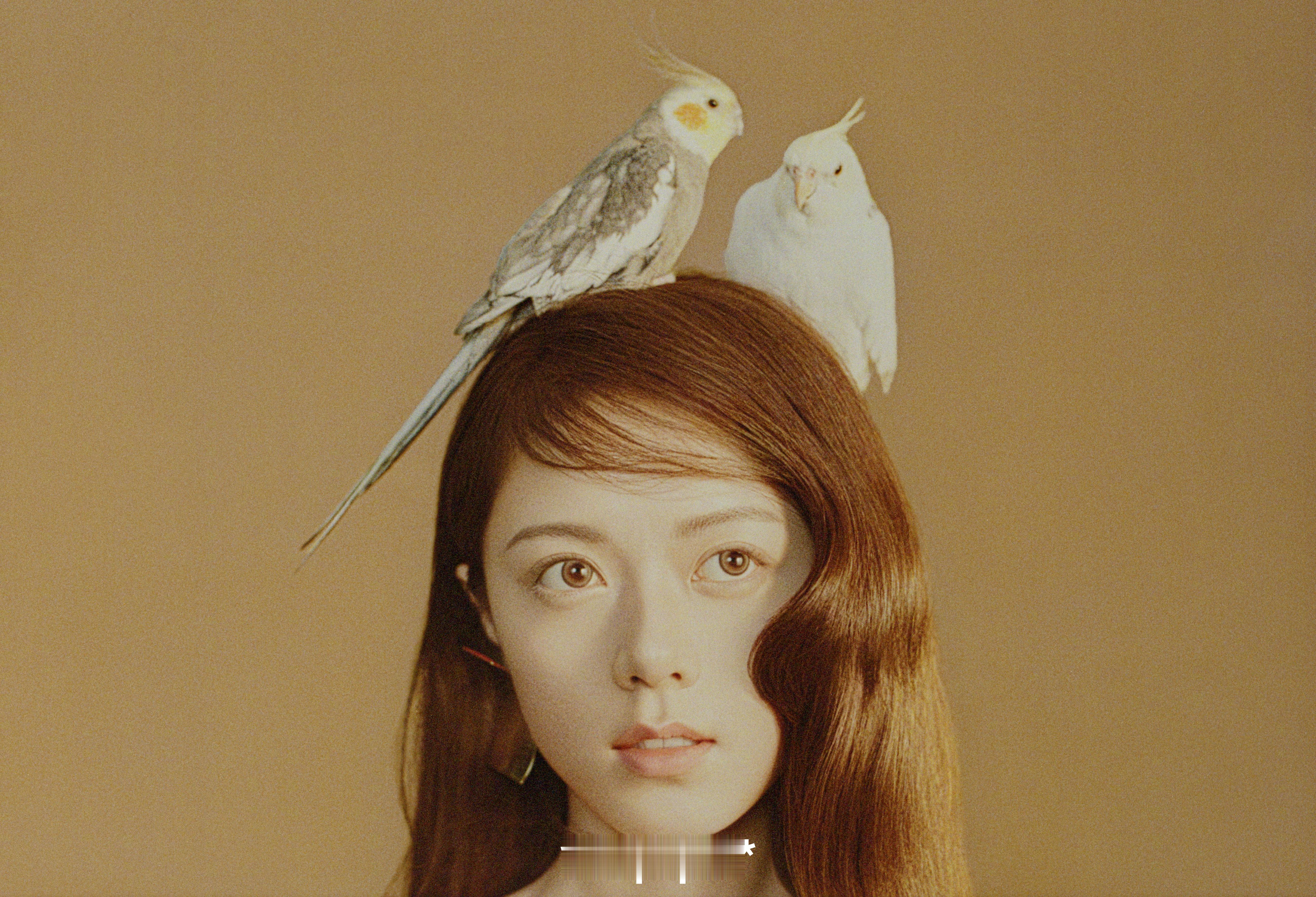 赵今麦身穿Miu Miu登上《Wallpaper》中文版2026年四月刊封面。这