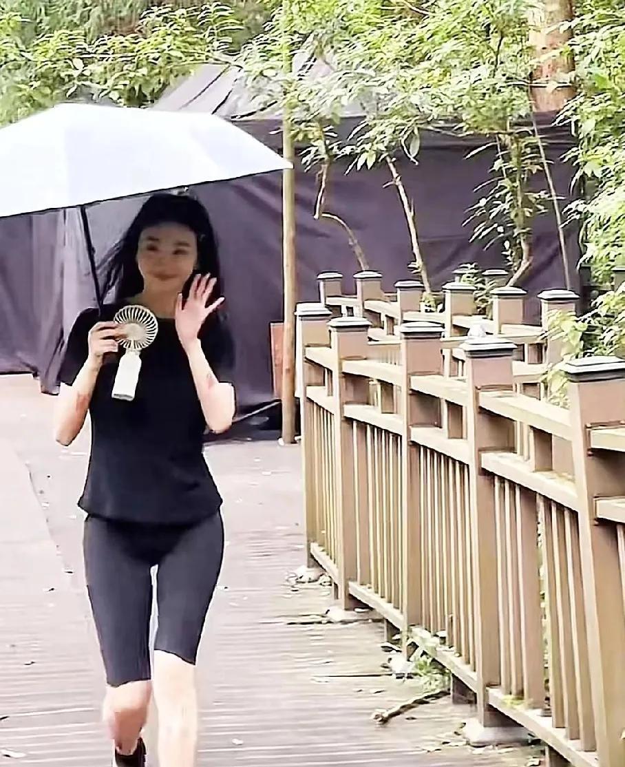 偶遇景甜拍戏，状态绝了！
 
家人们，有网友偶遇36岁的景甜在公园拍戏啦！不得不