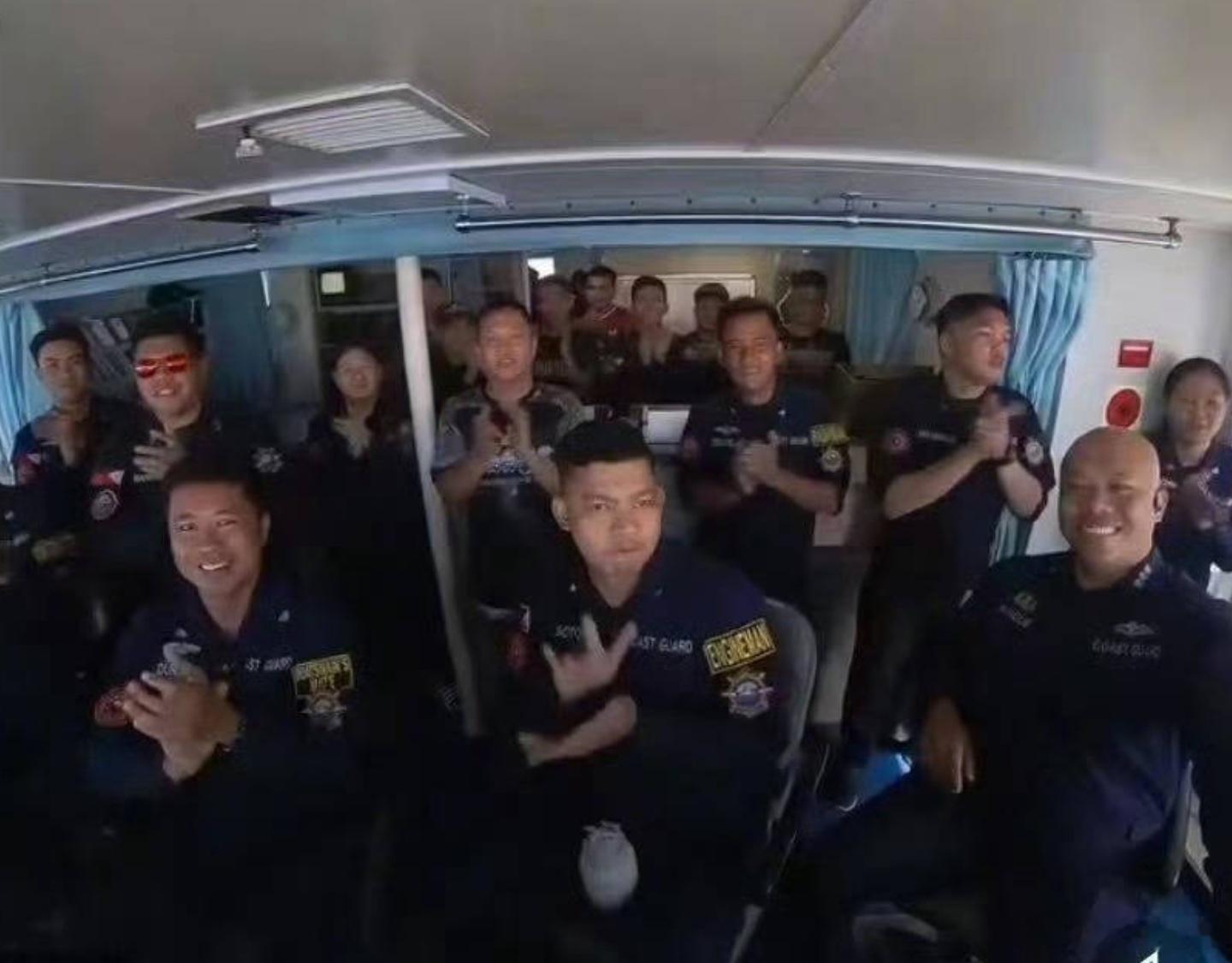 一段菲律宾海警庆祝的视频，他们得意得很。 ​​​