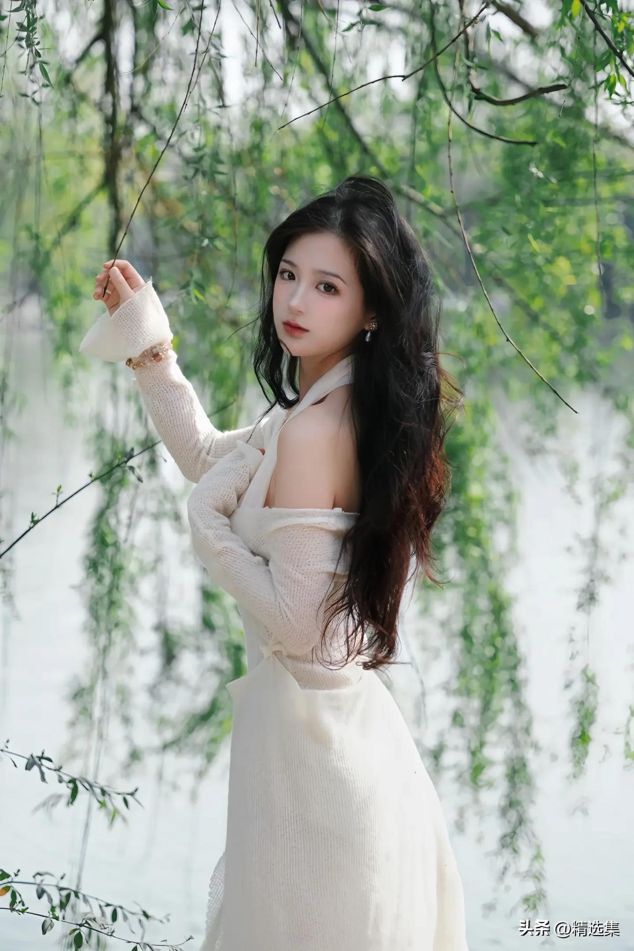 温柔少女在绿意盎然中，浅笑如花，美不胜收。