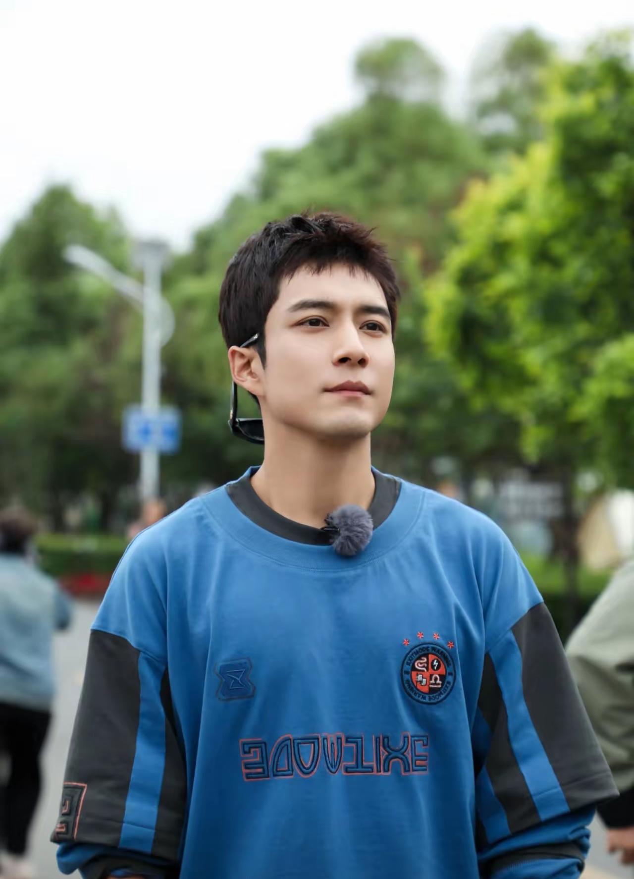 爸妈在温哥华给他备好了豪宅名车，结果韩东君一张机票就飞回了哈尔滨，租了一个小教室
