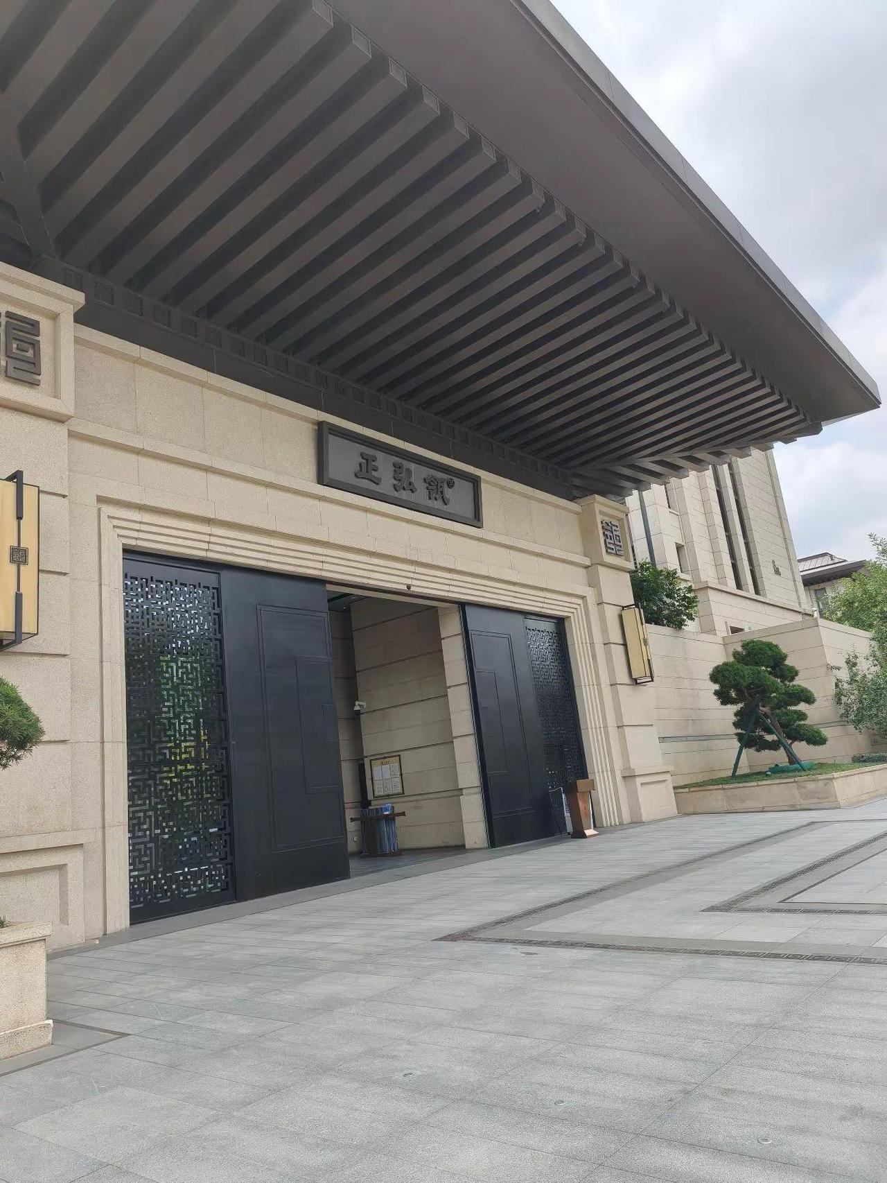 买瓶水都找不到一家店的鬼地方