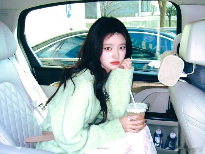 爱你的妆造真的值得单独夸一夸，徐若晗的每一套造型都很有记忆点，既符合剧情设定又凸