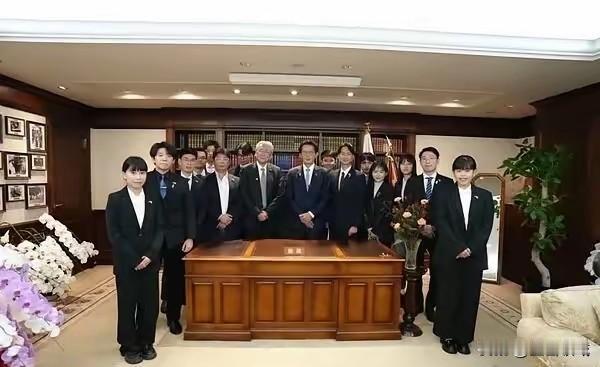 台湾民众党主席黄国昌带队访日，最后非要蹭高市早苗办公室合影——正主压根没露面，倒