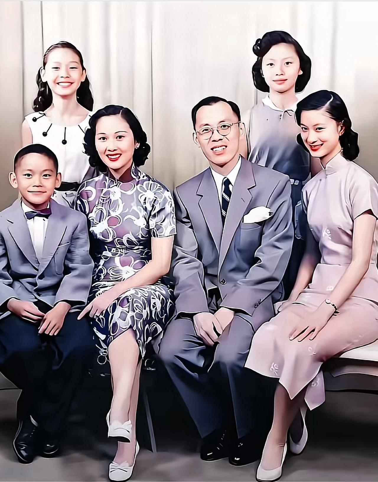 上世纪50年代，徐志摩的独子徐积锴与妻子张粹文、子女在美国拍摄的全家福。