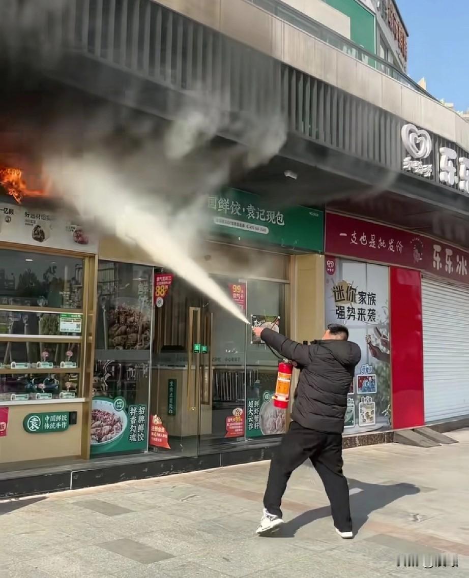 这哪是一个普通动作，分明是刻在骨子里的担当！

2025年12月16日下午1点左