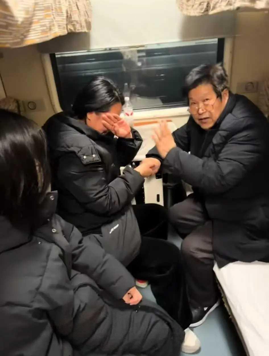 破防！71岁老师火车偶遇26年前学生，一口叫出名字瞬间看哭全网
 
“你是姜冬花