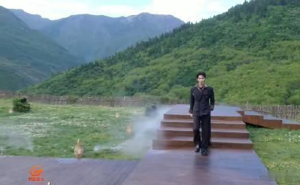 夏之光VOGUE走秀 把秀场搬进山水之间，画面本身就充满诗意，夏之光踏步而来，步
