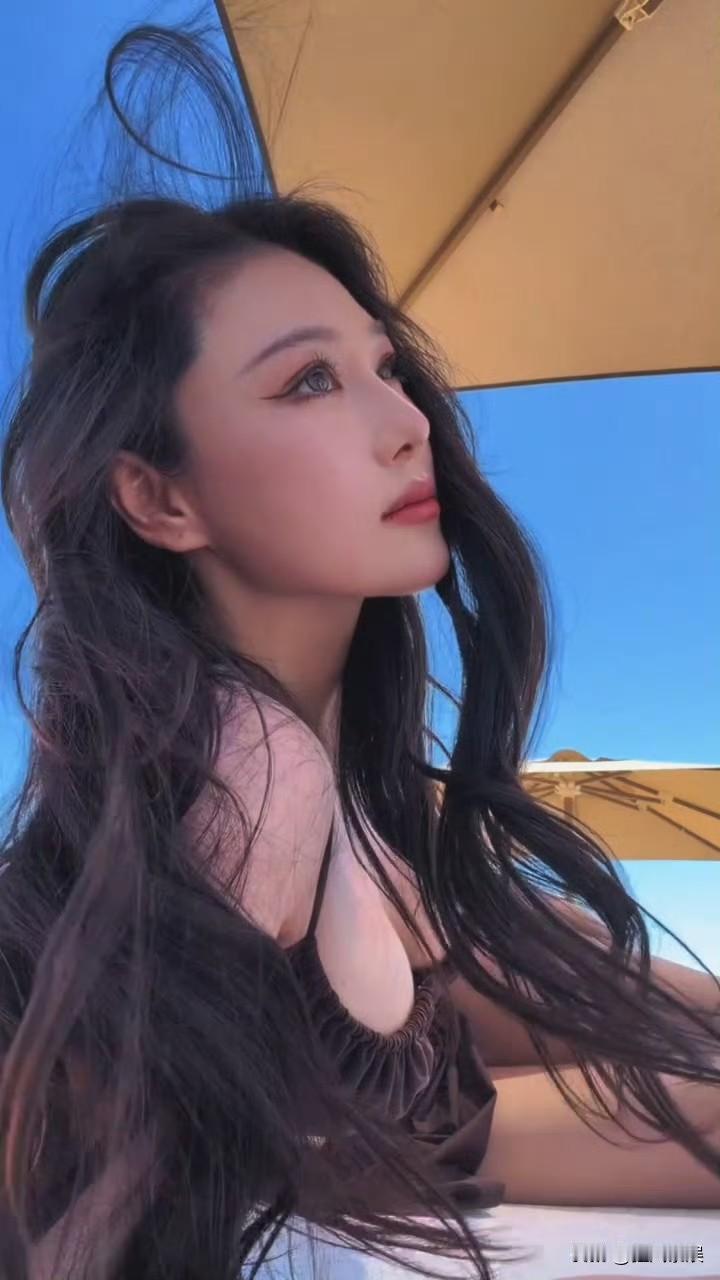 张馨予，“辣”出新高度！

7月30日，张馨予分享海边比基尼大片，身材太顶级了，