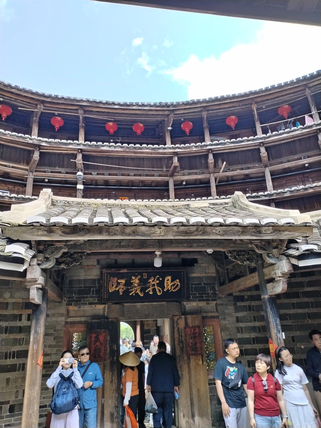 今天继续在美丽的福建的古村落参观旅游！同样是南方，感觉它和广西南宁等地方不一样，