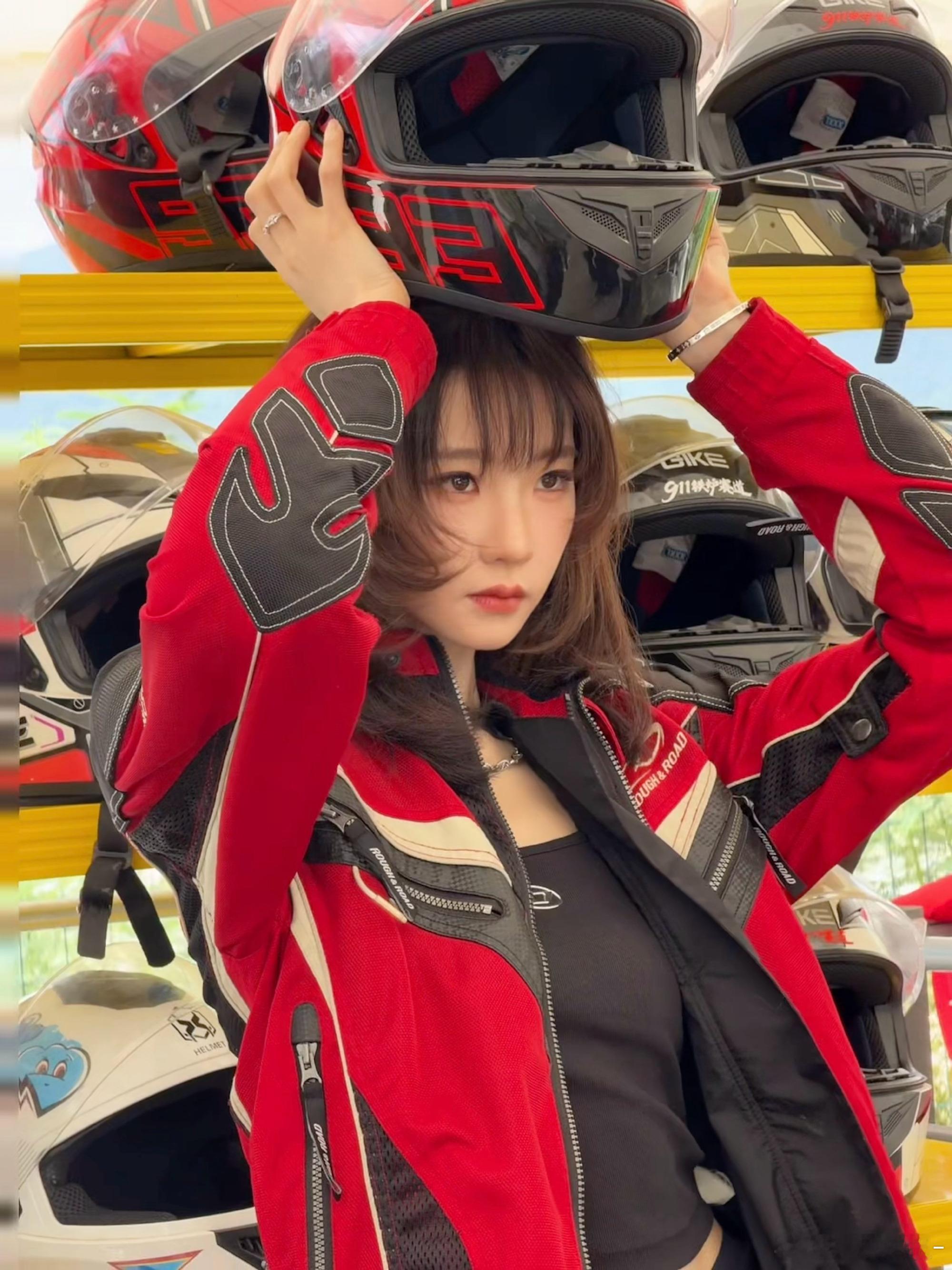 张艺凡赛车服造型好飒张艺凡FE赛车现场 FE赛场氛围感被张艺凡稳稳拿捏！撞色赛车