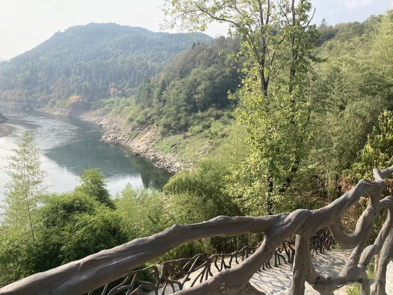 现在农村普通人最怕的不是种地不挣钱，也不是养家压力大，最磨人的，是没完没了、越滚