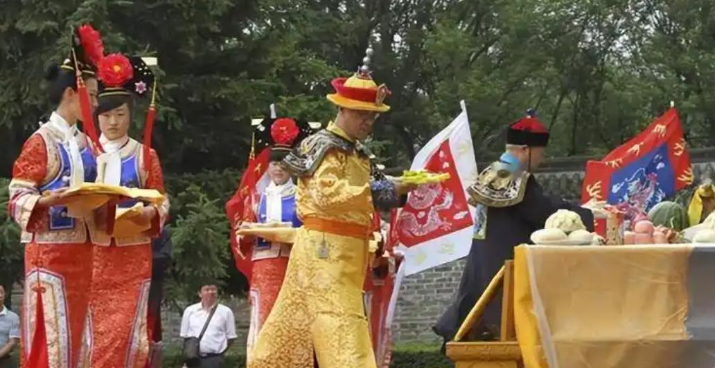 乾隆七世孙，穿龙袍祭祖，家里金碧辉煌。仔细看他的长相，跟历史书上的清朝皇帝画像确
