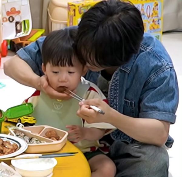 【🔥】成人嗦过的筷子再夹肉喂给小孩是可以的吗？ 