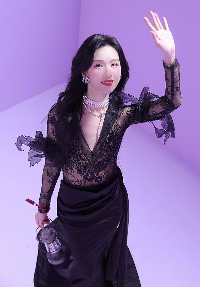 陈都灵蕾丝战袍曾经的清纯校花如今也魅惑起来了 ​​​