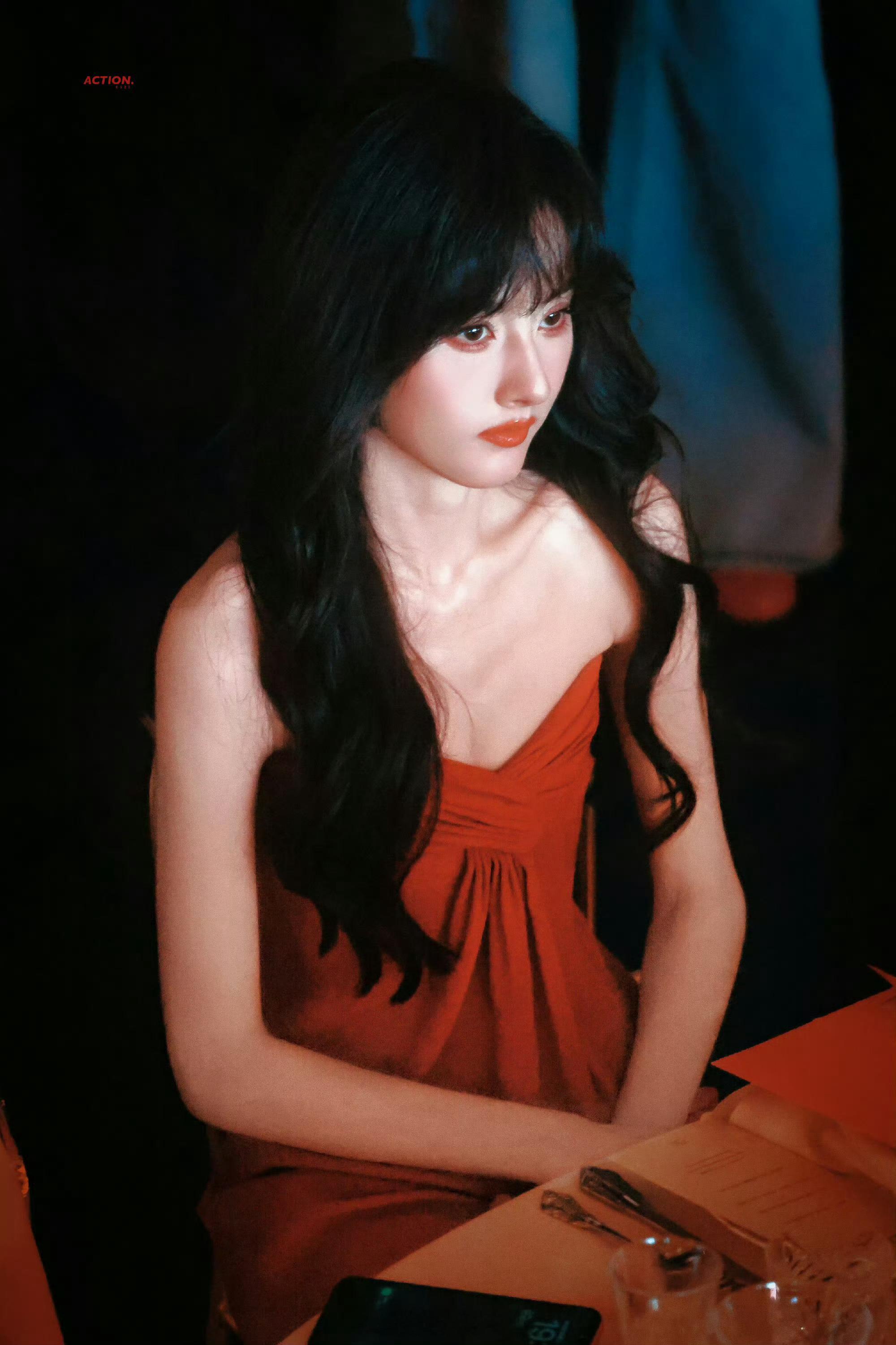 派酱安利 宋祖儿明艳美 祖儿完全是热烈盛放的红玫瑰！抹胸长裙×蓬松黑卷发，浓郁复