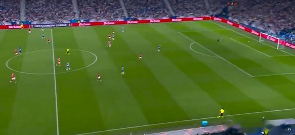 离谱，波尔图后卫马蒂姆-费尔南德斯打进一记超远距离乌龙波尔图在主场与诺丁汉森林1