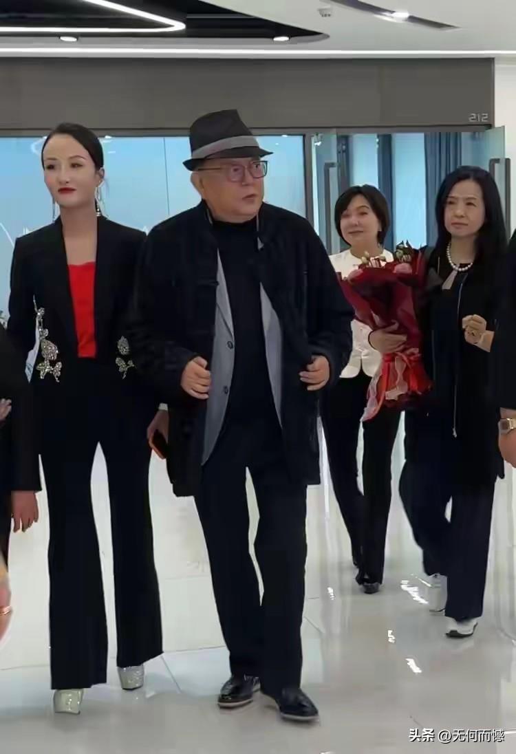 王刚看起来明显的老了，有种老态龙钟的样子，不过他的妻子还是很年轻的，感觉至少要比