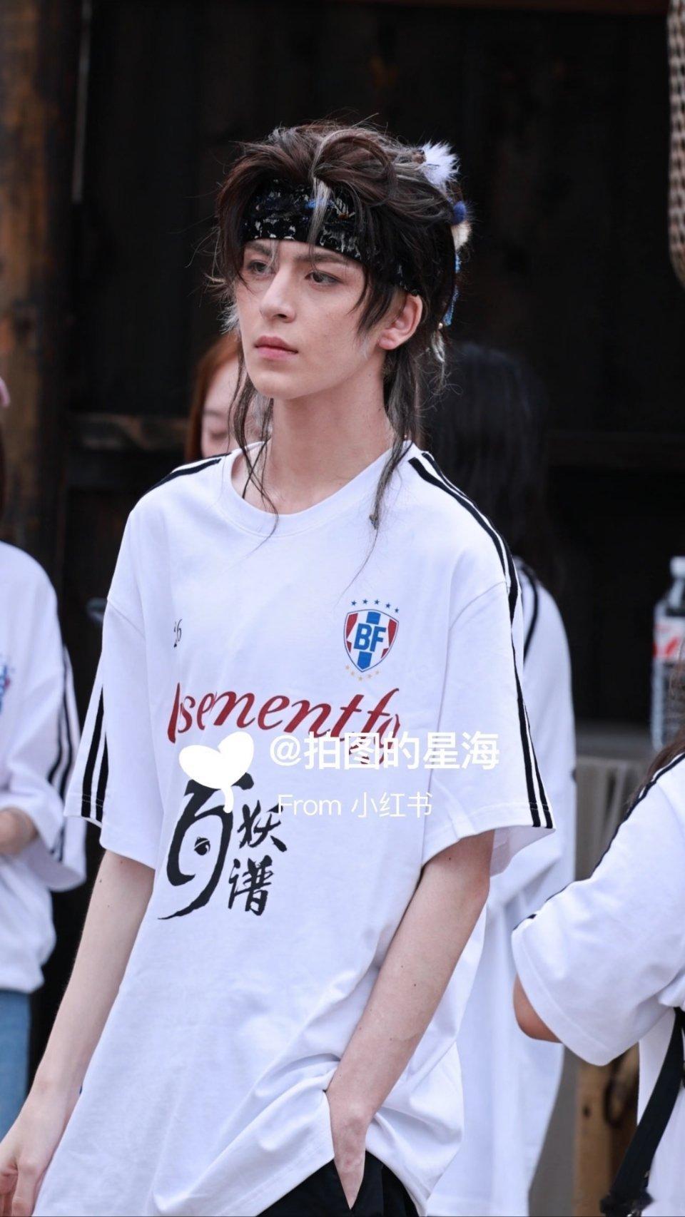 啥意思？？你告诉我这是同一个人？？？？有点照骗了，这个妆造怎么这么灾难 