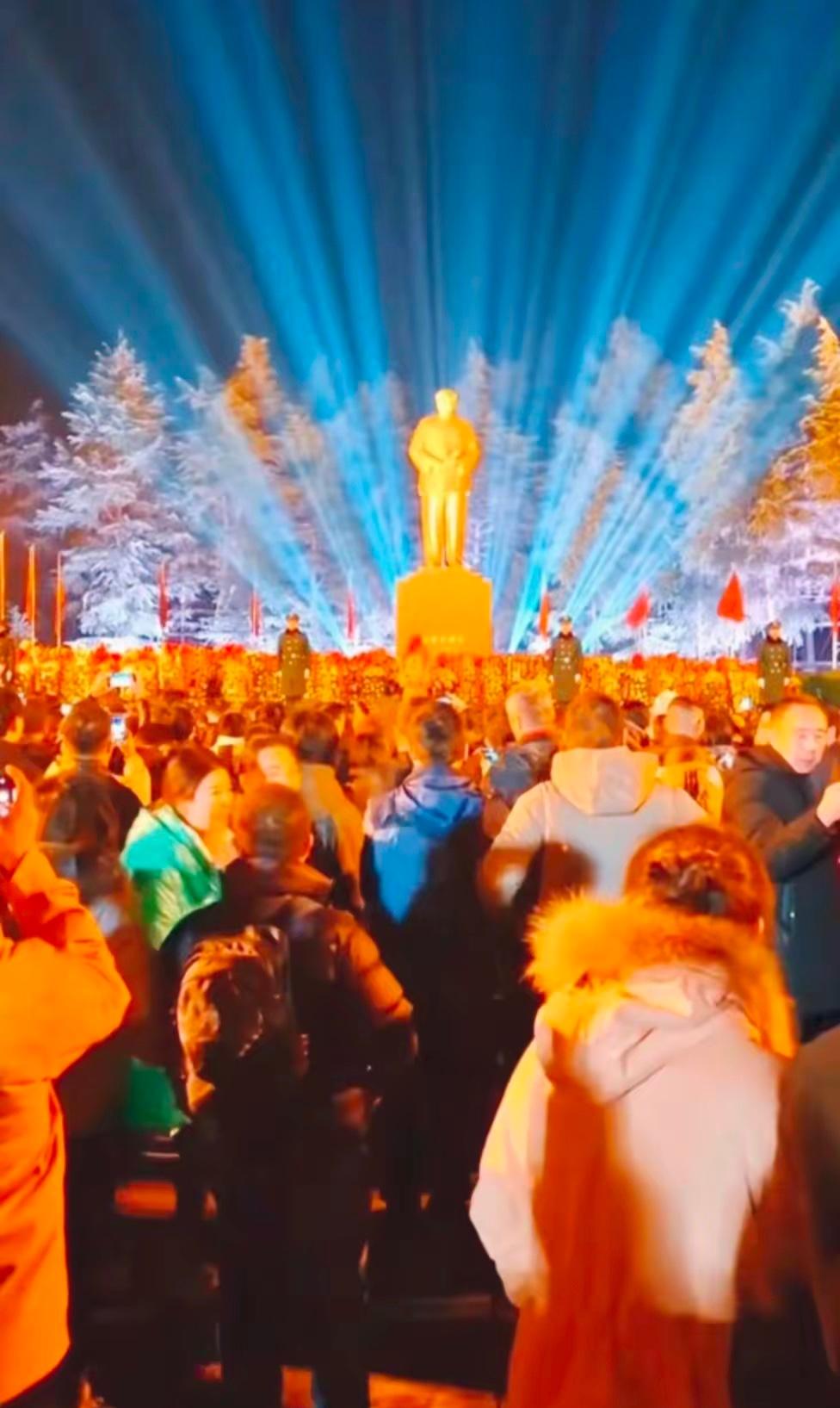 转眼毛主席离开我们已近半个世纪，毛家后人无一人身居高位，可民间的毛主席热却一年比