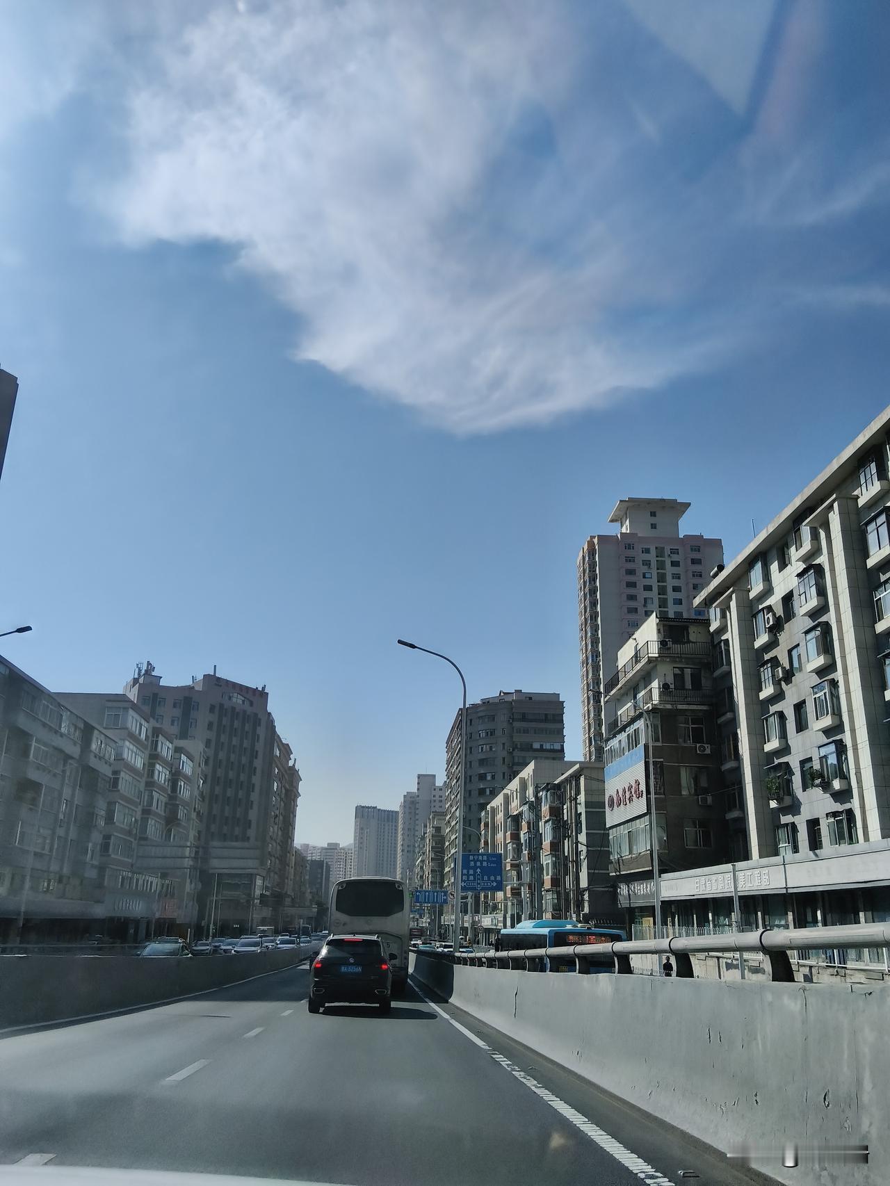 兰州市街景
随着人民生活水平的提高，由过去的步行和公交车代步，那个时候毕竟年纪小