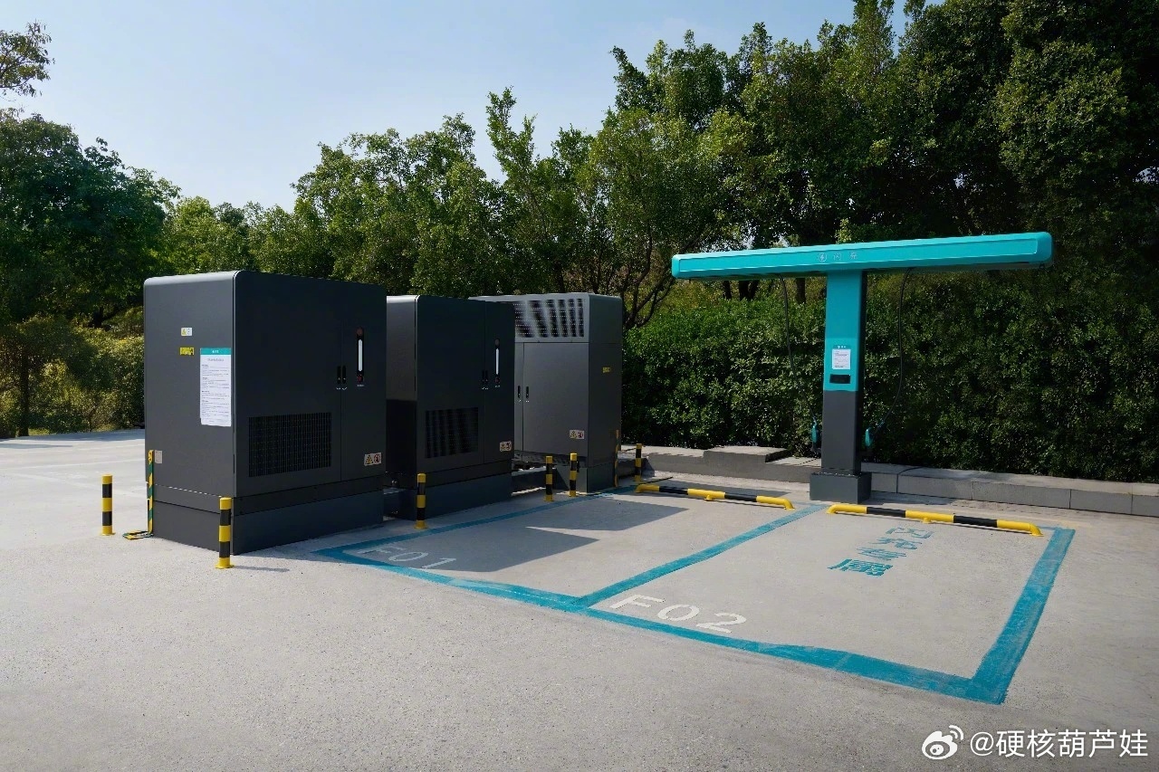 比亚迪闪充站建设真的猛闪电之下，补能革命高速服务区的充电桩旁边，人们低头盯着手机