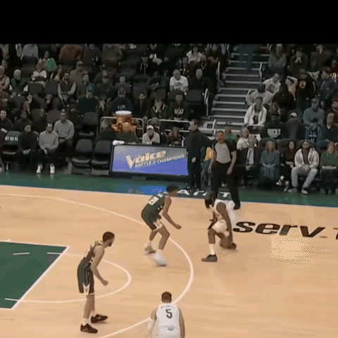 哈登已经不是球星了:以前是防守球员犯规，如今却成了哈登进攻犯规。
裁判吹罚哈登进