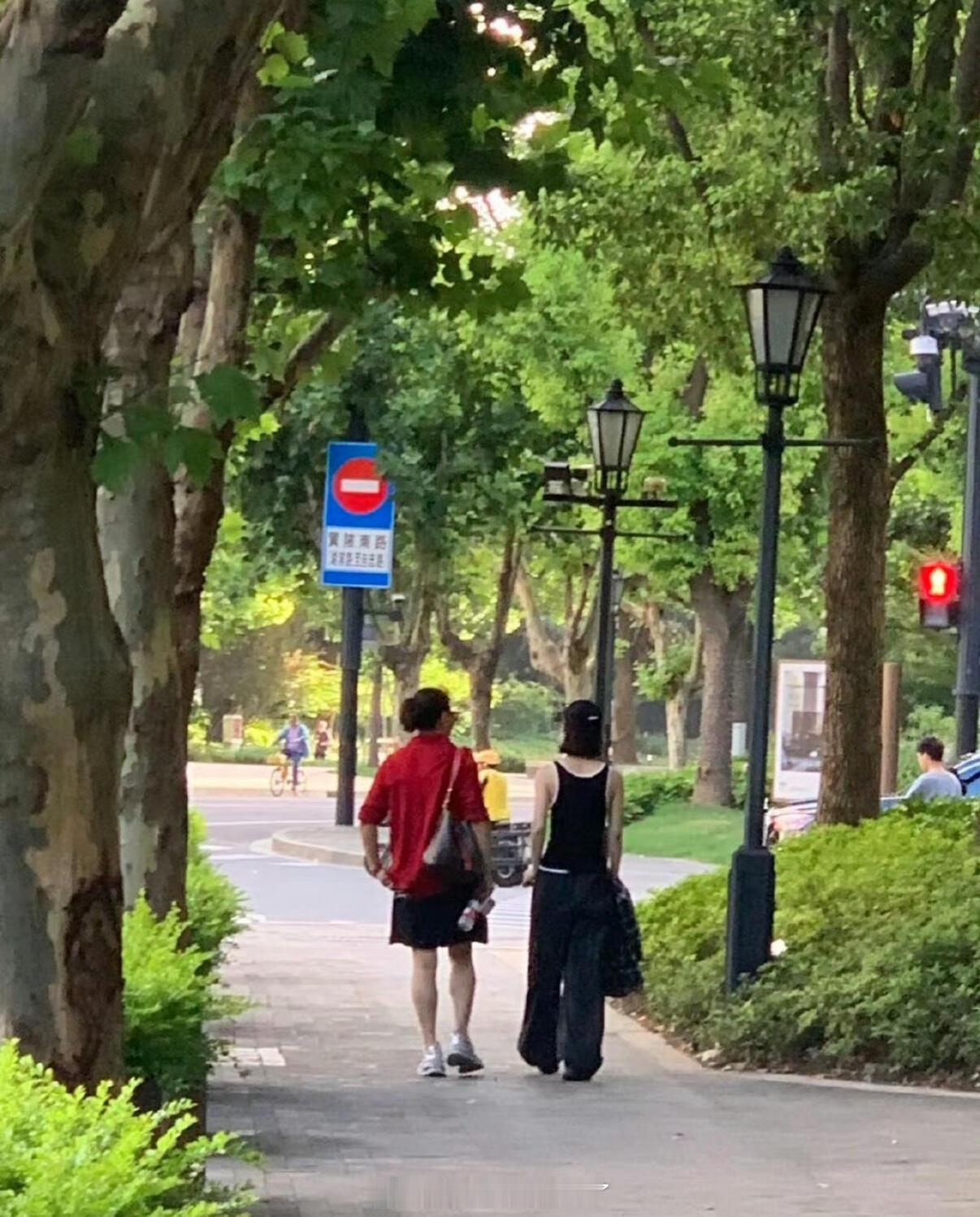 网友偶遇赵丽颖，姐姐好飒！[舔屏][舔屏][舔屏]好羡慕啊，什么时候才能轮到我偶