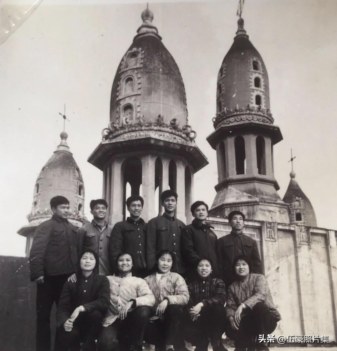 1974年冬天，武汉照相机厂二车间的工人们，站在具有百年历史的古德寺圆通宝殿屋顶