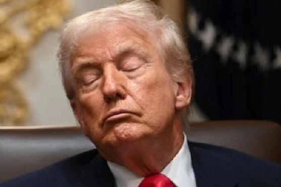 12月4日，法新社报道:“79岁的特朗普在内阁会议上被拍到多次闭眼，每次持续10