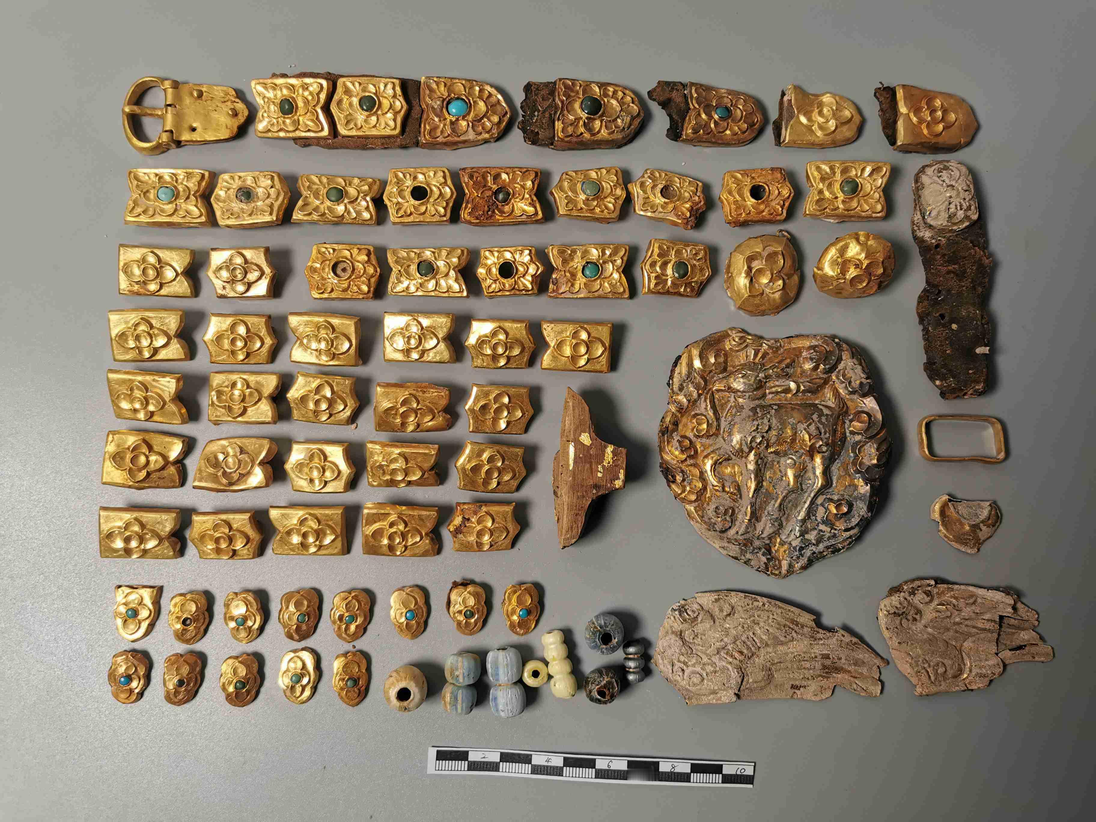青海都兰热水墓群2018血渭一号墓主墓室的8世纪金蹀躞带,金器和玻璃珠等 